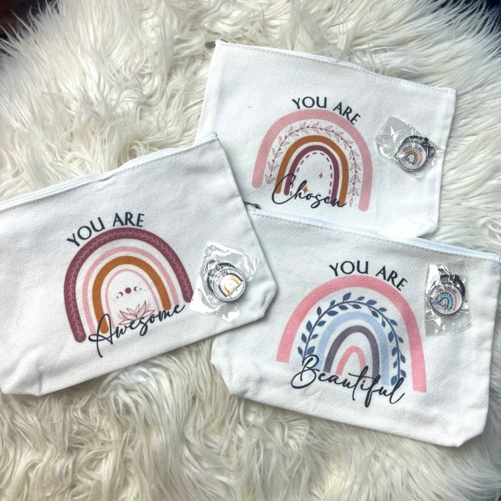 🙌🏽 Inspirational Makeup/Multi-purpose Bag  Keychain. Color:Multi/White